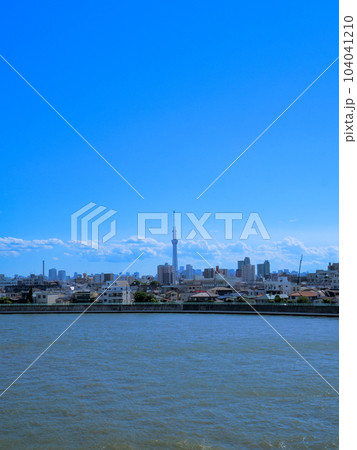 6月梅雨の晴れ間東京葛飾奥戸に流れる中川と青空 104041210