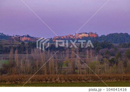 Landscape with historic ocher village Roussillon, Provence, Luberon, Vaucluse, France 104041416