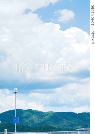 活発な夏空の雲たち 104041660