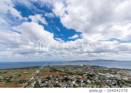 沖縄　伊江島　伊江島タッチューからの景色 104042570