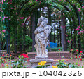 春の花が咲く観光地の風景 104042826