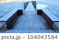 流氷に囲まれた湖に突き出した橋脚 104043584