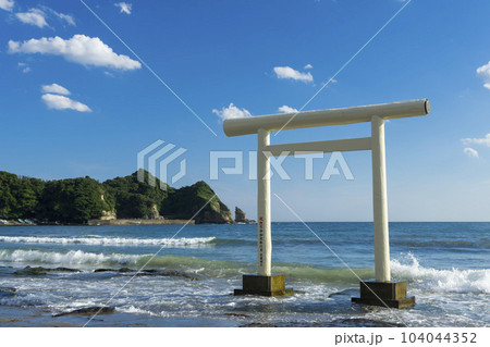 <千葉県>鵜原海岸の白い鳥居 <千葉県>鵜原海岸の白い鳥居 104044352