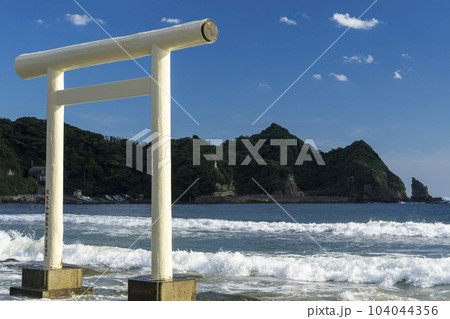 <千葉県>鵜原海岸の白い鳥居 <千葉県>鵜原海岸の白い鳥居 104044356