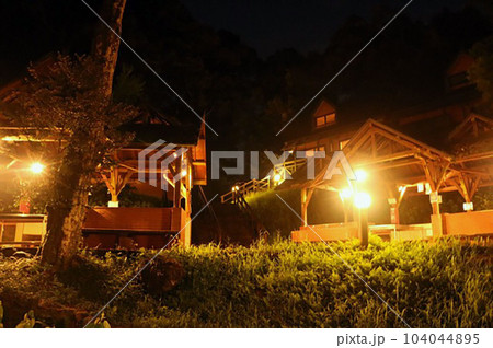 夜のキャンプ場コテージ 104044895