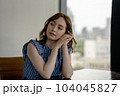 オフィスで働くビジネスウーマン 104045827