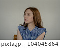 オフィスで働くビジネスウーマン 104045864