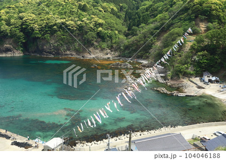 漁村の谷を渡るこいのぼり 漁村の谷を渡るこいのぼり 104046188