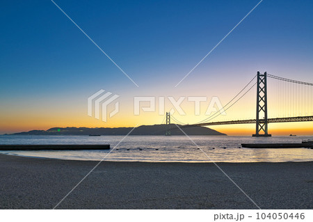 【明石海峡大橋と淡路島 (夕日)】 撮影場所：兵庫県神戸市垂水区海岸通 104050446