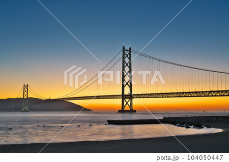 【明石海峡大橋と淡路島 (夕日)】 撮影場所:兵庫県神戸市垂水区海岸通 【明石海峡大橋と淡路島 (夕日)】 撮影場所:兵庫県神戸市垂水区海岸通 104050447