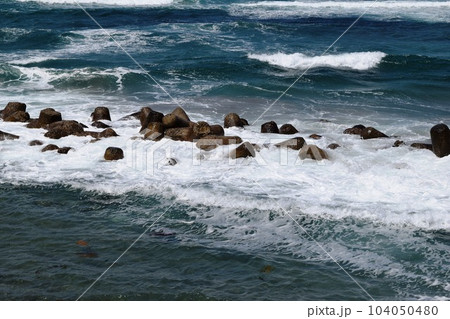 日本海の荒波と消波ブロック 日本海の荒波と消波ブロック 104050480