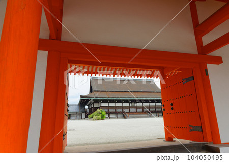 京都御所　回廊　若葉に新緑 104050495