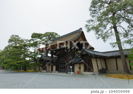 京都御所　建礼門　若葉に新緑 104050499
