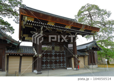 京都御所 建春門 若葉に新緑 京都御所 建春門 若葉に新緑 104050514