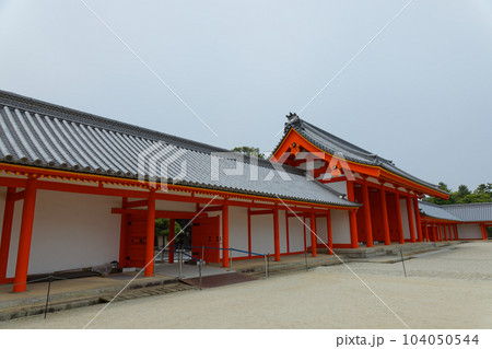 京都御所　回廊　若葉に新緑 104050544