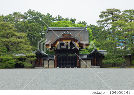 京都御所　建春門　若葉に新緑 104050545
