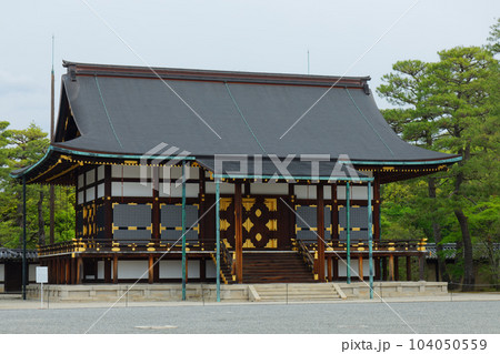 京都御所　春興殿　若葉に新緑 104050559