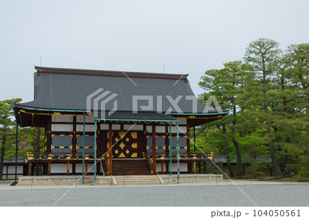 京都御所　春興殿　若葉に新緑 104050561