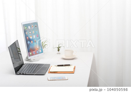 机の上のノートパソコン タブレット システム手帳 104050598