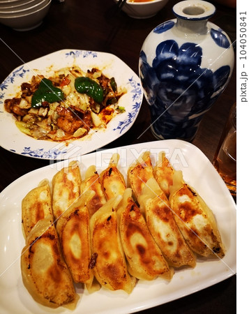 ファミレスの餃子で晩酌 104050841