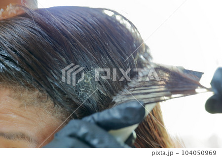 ハケで白髪を毛染めをする女性 ハケで白髪を毛染めをする女性 104050969