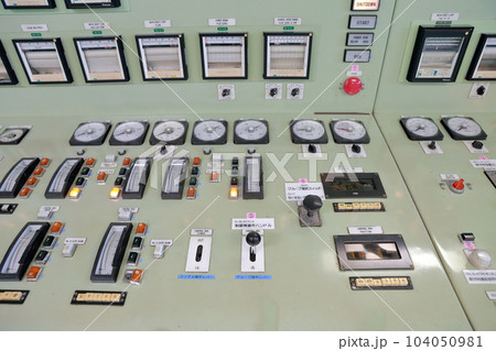原子力発電の操作パネル 104050981