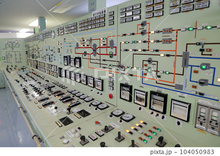 原子力発電の操作パネル 104050983