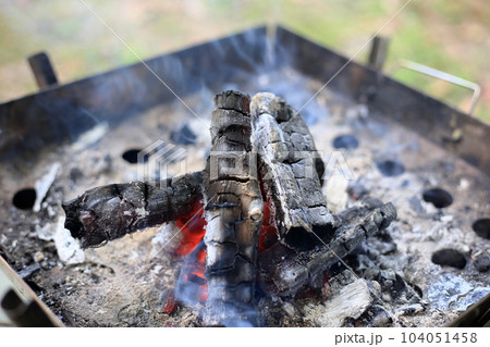 焚き火台を使って楽しむキャンプでの焚き火 104051458