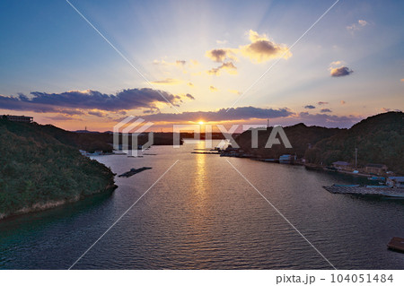 【賢島大橋より英虞湾の風景 (夕日)】 三重県志摩市阿児町神明 104051484