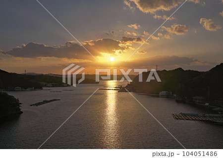 【賢島大橋より英虞湾の風景 (夕日)】 三重県志摩市阿児町神明 104051486