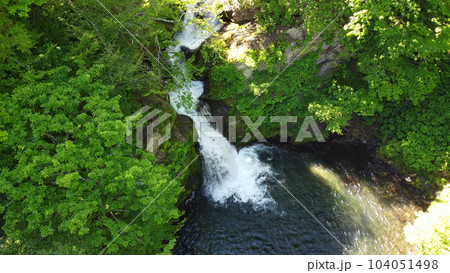 ドローンで撮影した滝 ドローンで撮影した滝 104051498