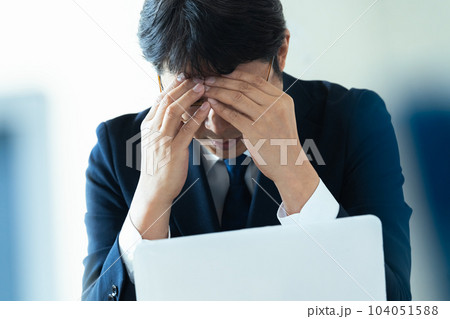 頭を抱えるビジネスマン 104051588