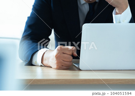 頭を抱えるビジネスマン 104051594