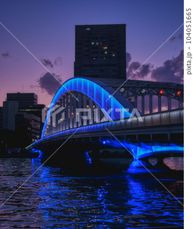 夕暮れの永代橋(縦構図) 夕暮れの永代橋(縦構図) 104051665