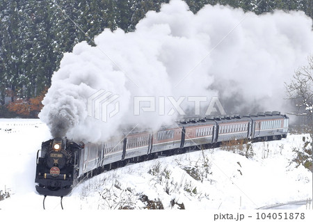 雪景色の磐越西線SL 104051878