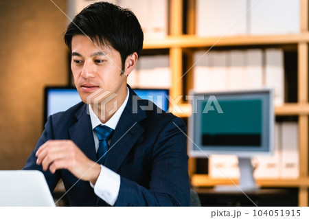 パソコン作業をするビジネスマン 104051915