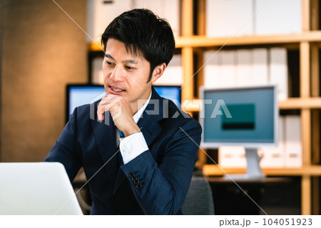 パソコン作業をするビジネスマン パソコン作業をするビジネスマン 104051923