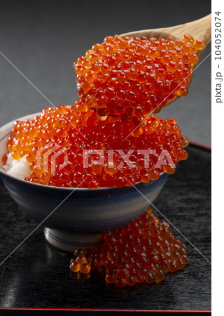 新鮮で美味しいイクラの醤油漬け 新鮮で美味しいイクラの醤油漬け 104052074
