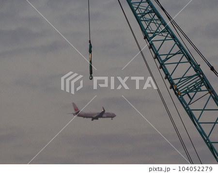 クレーンに捕獲されそうな飛行機 104052279