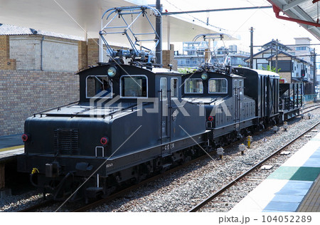 駅に停車中の、上信電鉄デキ1形電気機関車と貨車 104052289