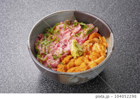 美味しいうに丼とマグロ 104052298