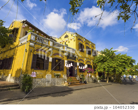ベトナム・ホイアン 日差しを浴びる旧市街の町並み 104052330