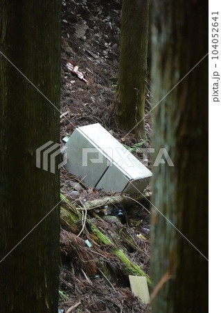 投棄された冷蔵庫 投棄された冷蔵庫 104052641
