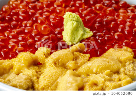 ウニとイクラの海鮮丼 104052690