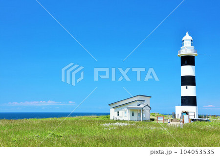 秋田県　男鹿半島　青空の入道埼灯台 104053535