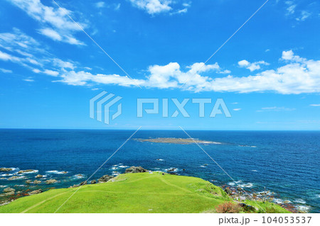 秋田県　男鹿半島　青空の入道崎 104053537