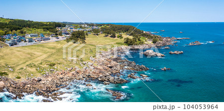 空撮「青森県」ドローンで海側から種差海岸を撮影 パノラマ 空撮「青森県」ドローンで海側から種差海岸を撮影 パノラマ 104053964