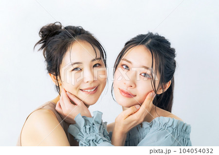 女性二人の美容イメージ　スキンケア　エステサロン 104054032