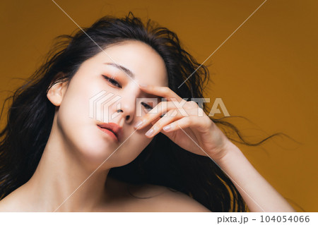 女性の美容イメージ　スキンケア　コスメ 104054066