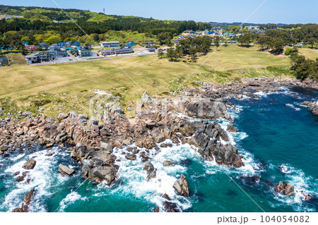 「青森県」ドローンで海側から種差海岸を撮影 104054082